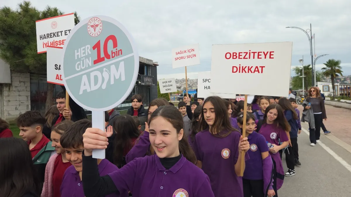 Samsun'da öğrenciler sağlıklı yaşam için yürüdü