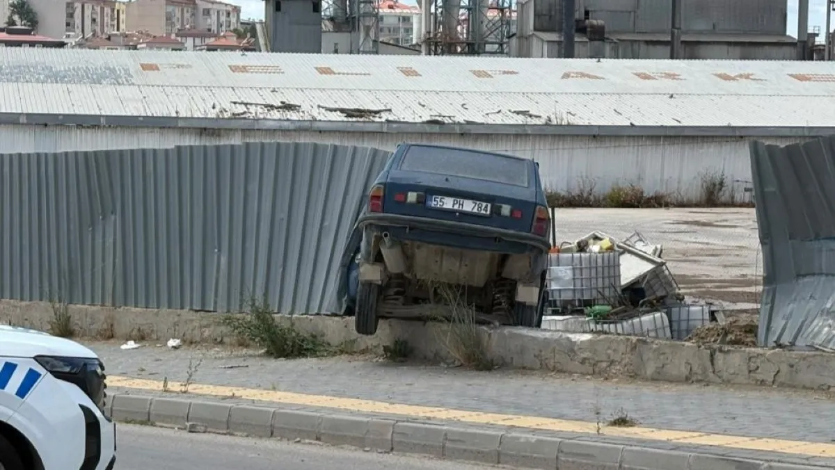 Samsun'da otomobil fabrika sahasına uçtu