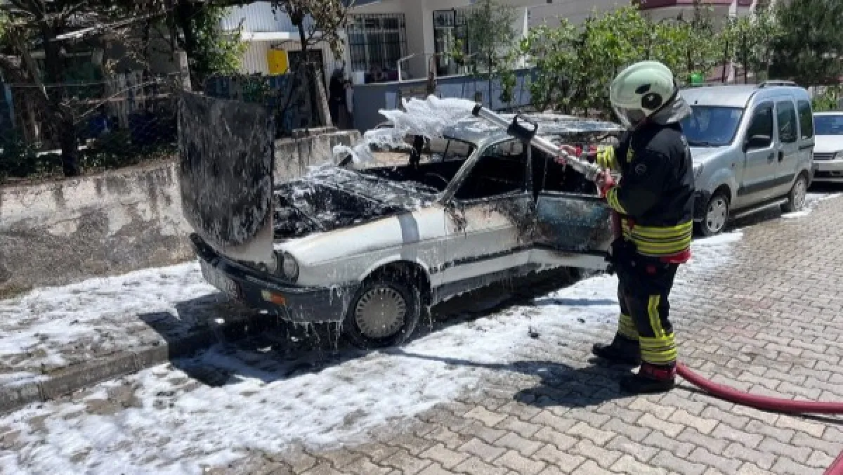  Samsun'da park halindeki otomobil alevlere teslim oldu