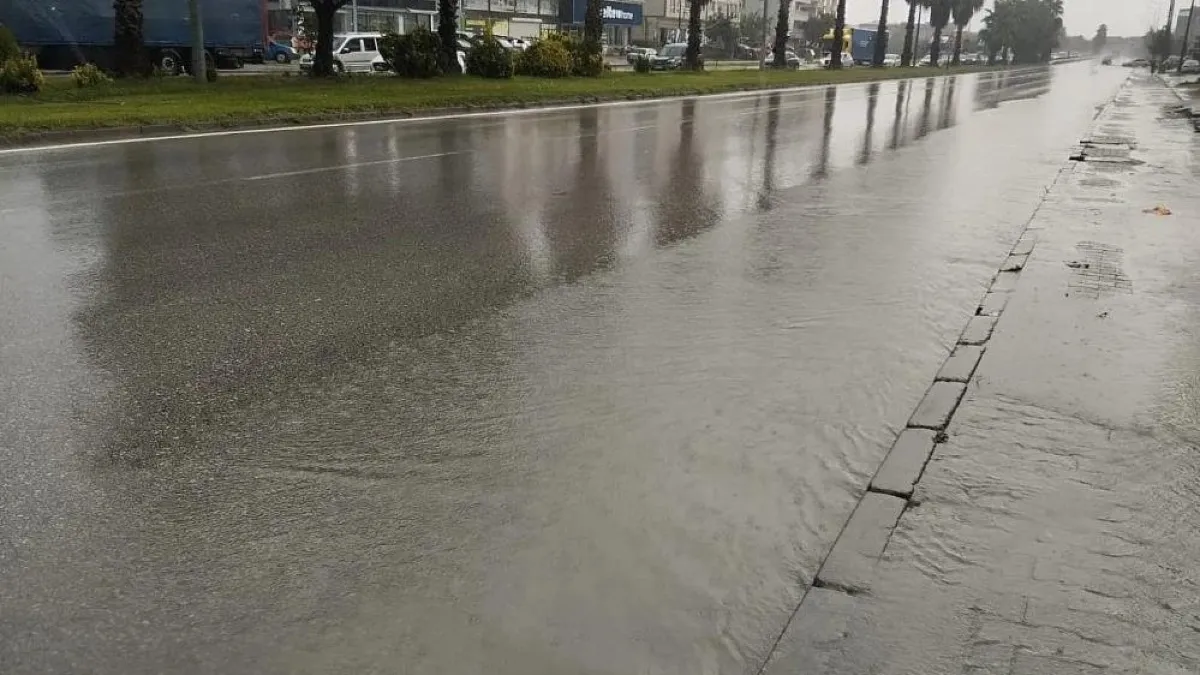 Samsun’da sağanak etkili oldu: Cadde ve sokaklarda su birikintileri oluştu