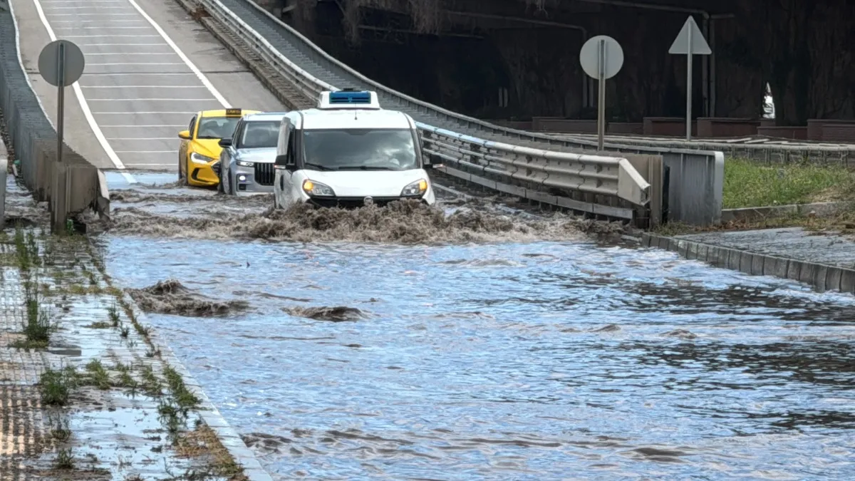 Samsun’da sağanak hayatı felç etti! Araçların plakaları koptu, çamurlukları düştü...