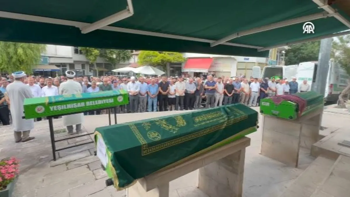 Samsun'da tekne faciasında ölen 3 kişi toprağa verildi