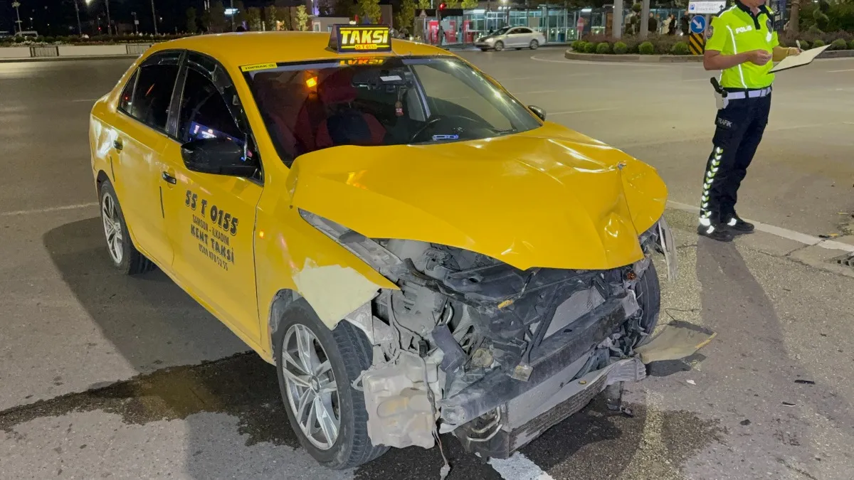 Samsun’da ticari taksiler kavşakta çarpıştı