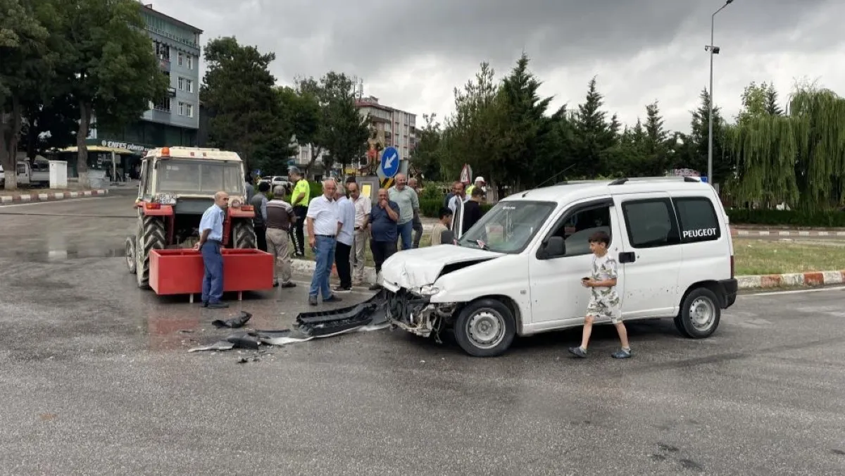 Samsun’da traktör ile hafif ticari araç çarpıştı