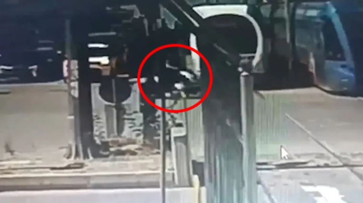 Samsun'da tramvay ile motosikletin çarpıştığı kaza kamerada