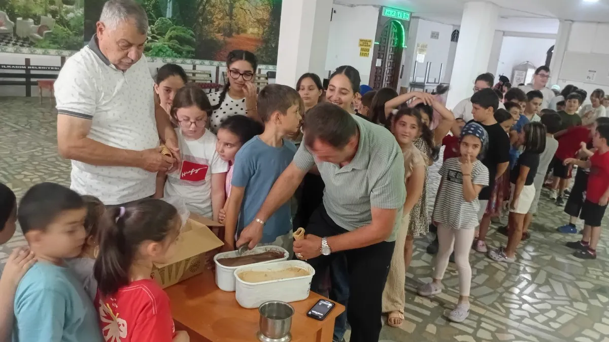 Samsun'da yaz kur'an kursundaki öğrencilere serinleten ikram