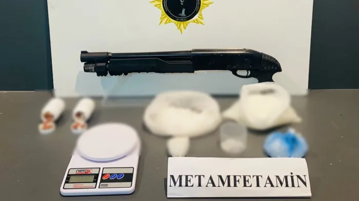 Samsun'da zehir tacirlerine gözaltı: 831 gram metamfetamin ele geçirildi