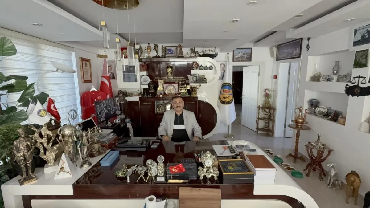 Samsunlu başkanın makam odası antikacı dükkânını aratmıyor