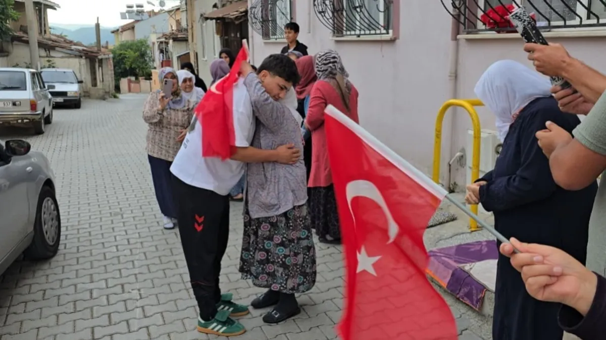 Samsunlu milli güreşçi Vezirköprü’de bayraklarla karşılandı