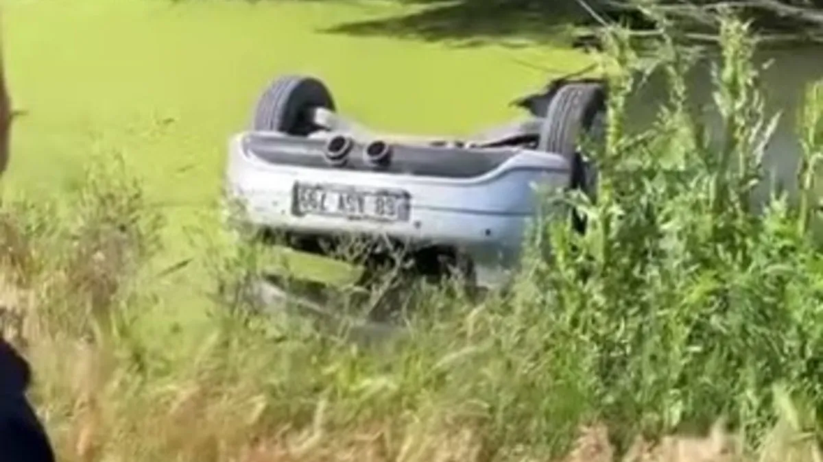 Su dolu drenaj kuyusuna gömülü otomobilden 2 ceset çıktı