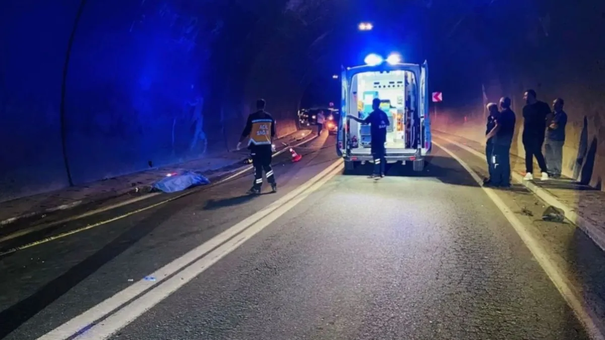 Tünelde otomobil ile motosiklet çarpıştı; 1 ölü, 2 yaralı