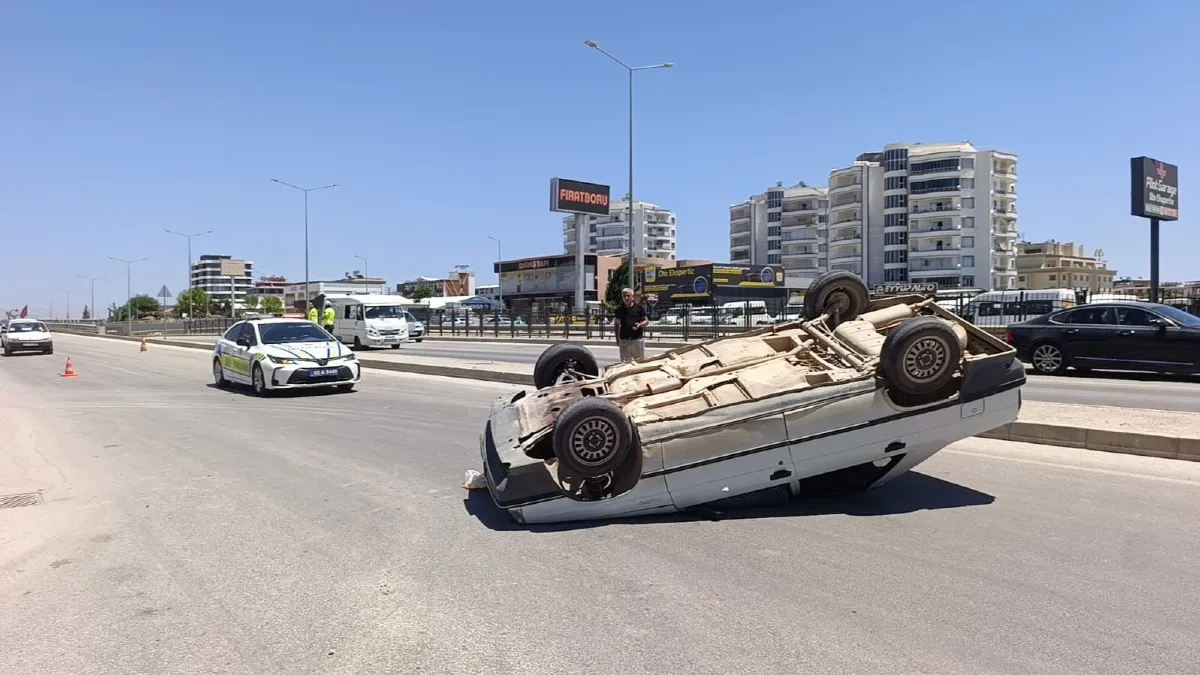 Üniversite Kavşağı'nda feci kaza: Refüje çarpan otomobil takla atıp ters döndü