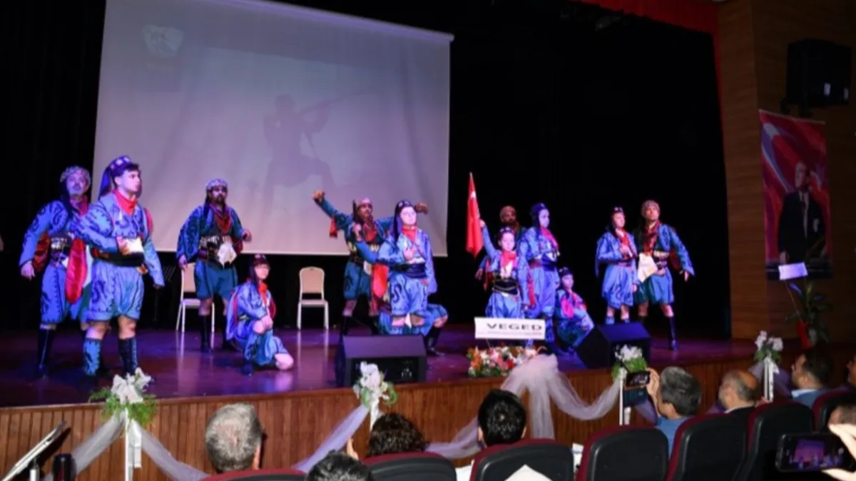 Vezirköprü'de kültürel rüzgar: VEGED'den muhteşem Türk halk oyunları gösterisi