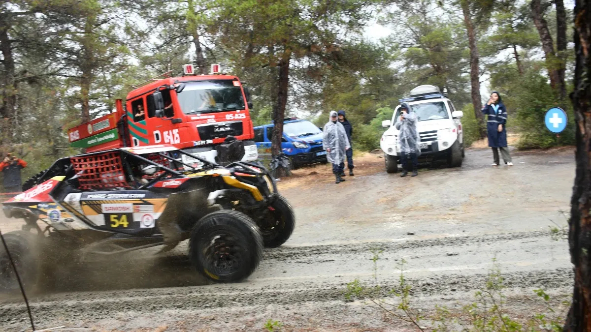 Vezirköprü’de offroad heyecanı başladı: 21 araç zorlu parkurda yarıştı