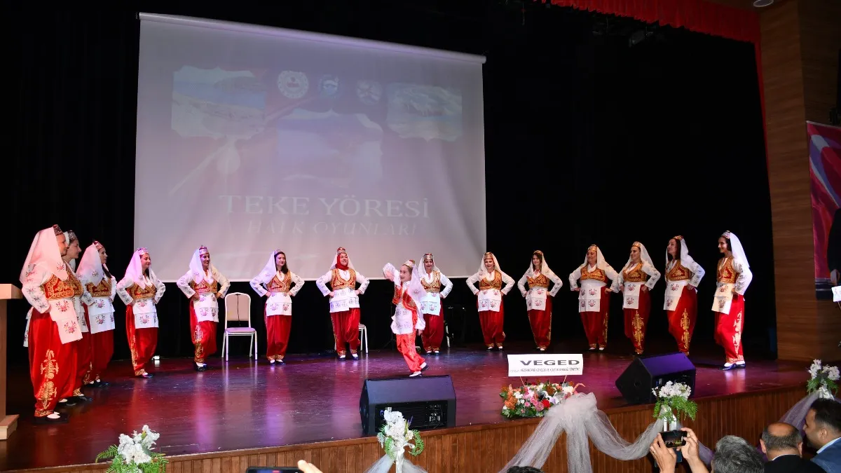 Vezirköprü'de Türk Halk Oyunları rüzgarı: Anadolu'nun tüm renkleri sahnelendi