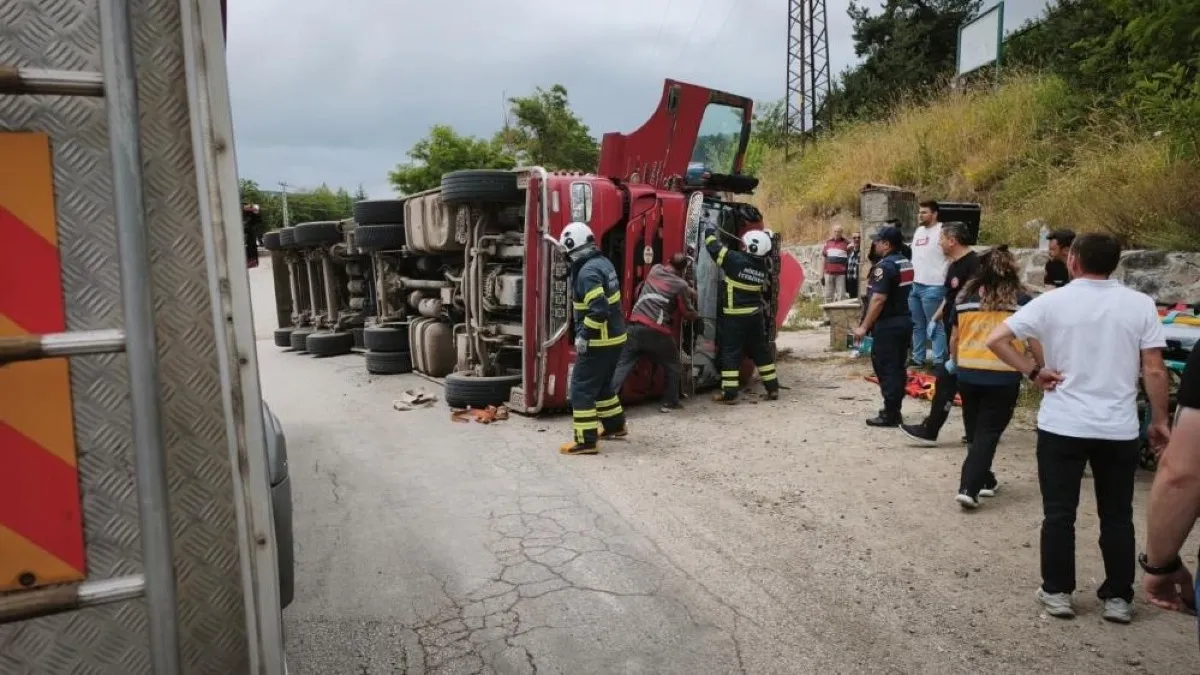 Virajı alamayan kamyonet yan yattı: 3 yaralı