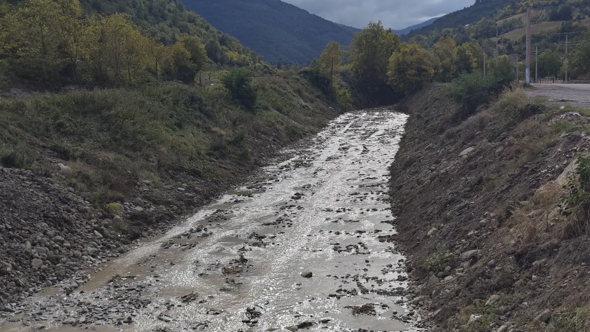 Yakakent’te taşkın riskine karşı dere yatakları temizleniyor