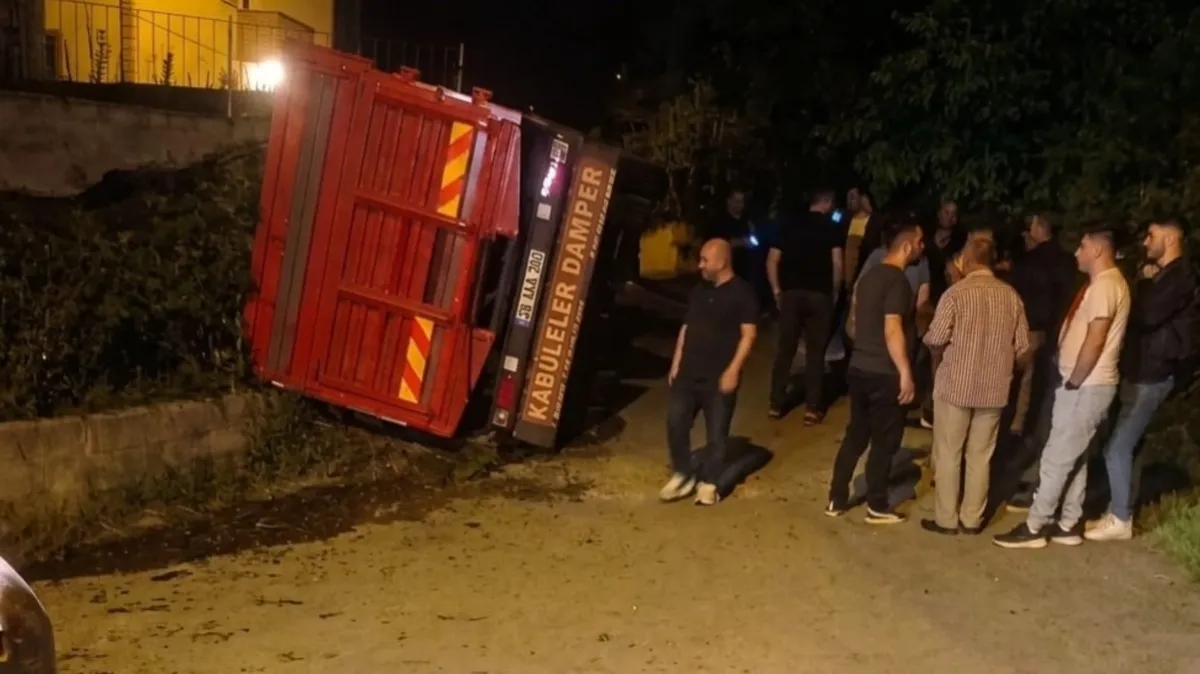 Yaş çay yüklü kamyon devrildi: Facianın eşiğinden dönüldü