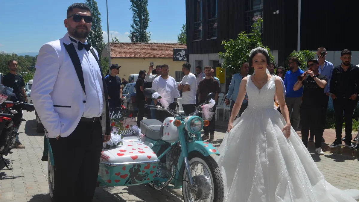 Yirmi yıldır depoda bekleyen motosiklet gelin arabası oldu