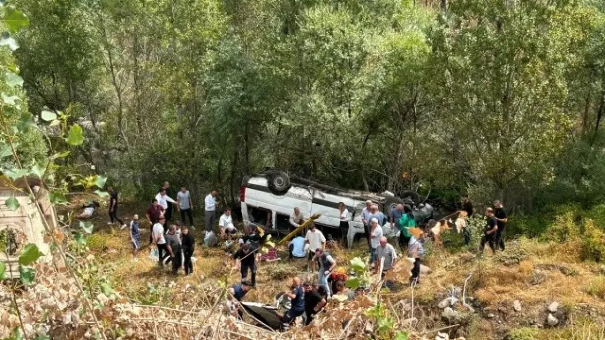 Yolcu minibüsü uçuruma yuvarlandı: Çok sayıda ölü ve yaralı var