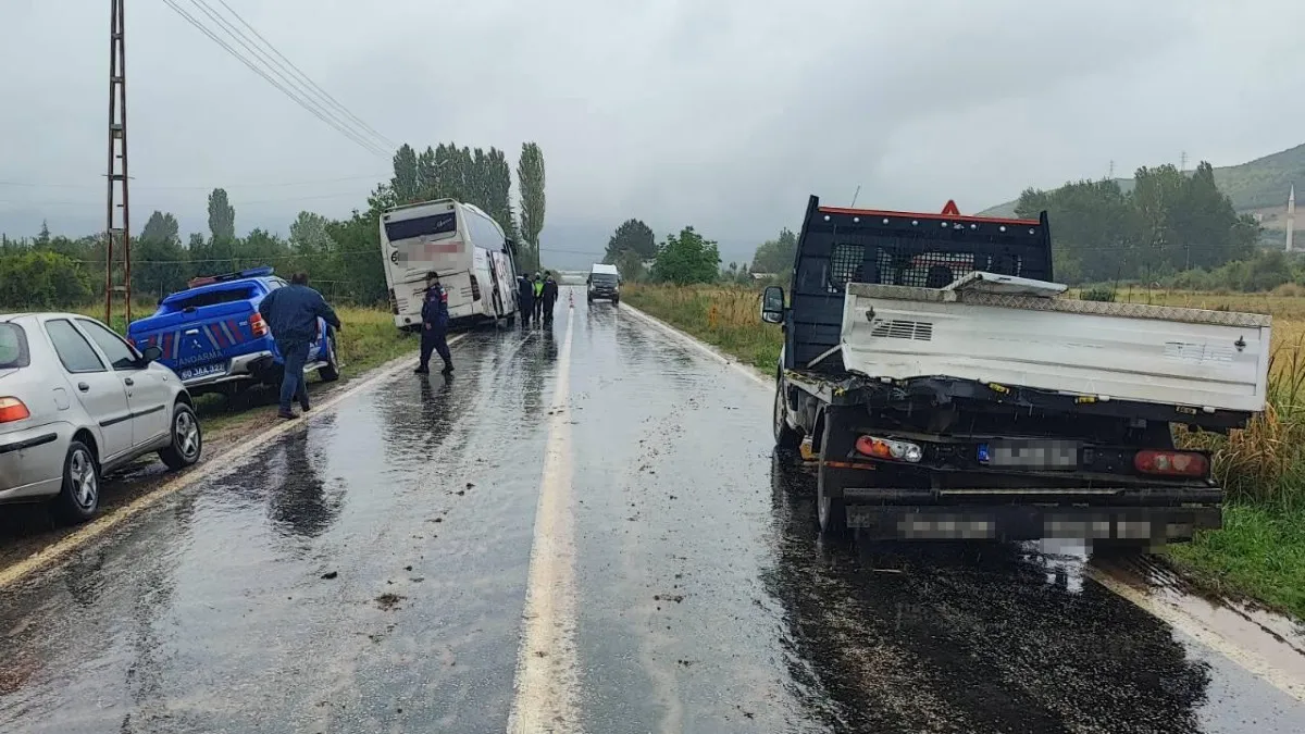Yolcu otobüsü kamyonete çarptı: 2 yaralı
