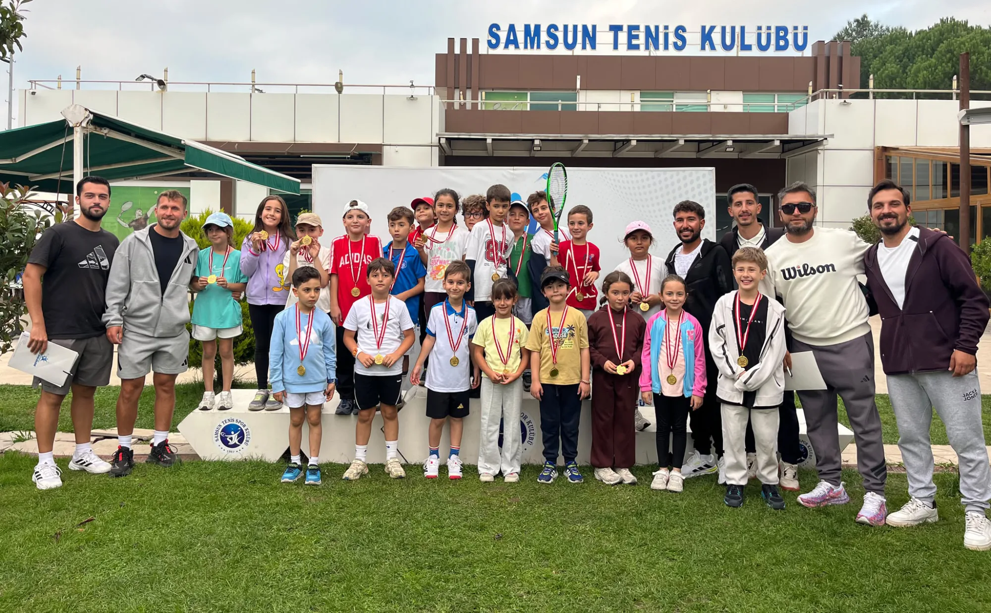 Samsun'da minik tenisçiler madalyalarına kavuştu
