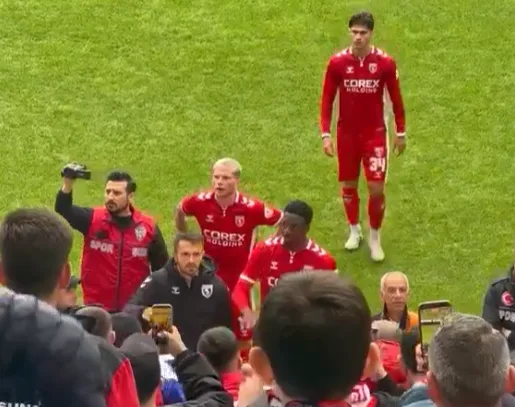 Samsunsporlu futbolcular 4-1'lik yenilginin ardından taraftarın karşısına çıktı