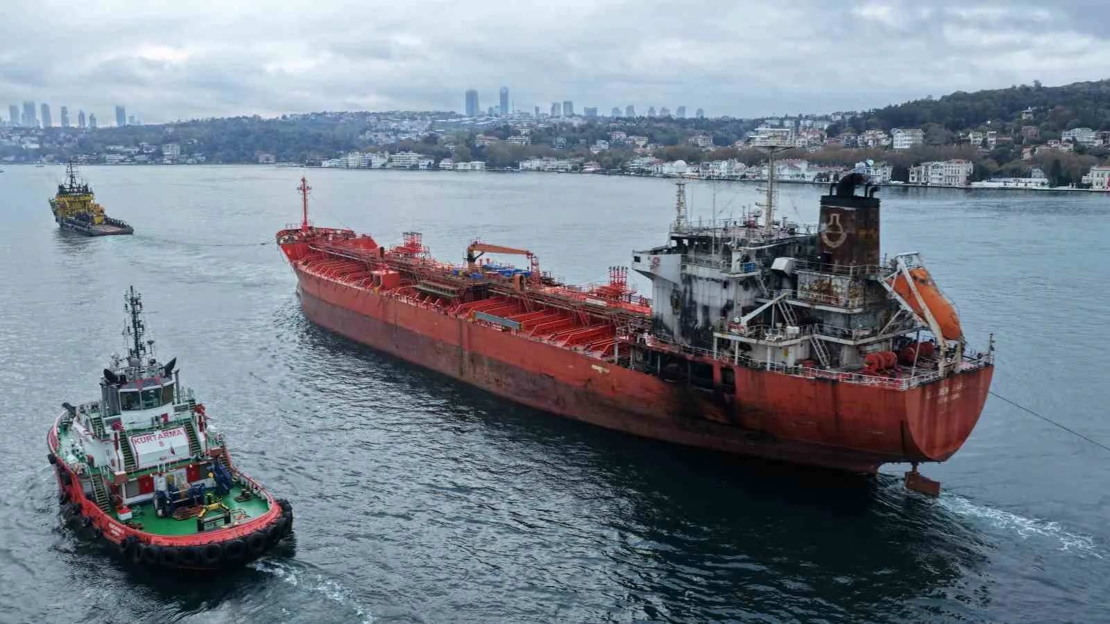 Samsun'da saldırısına uğrayan tankerin geçişi nedeniyle İstanbul Boğazı trafiğe kapandı