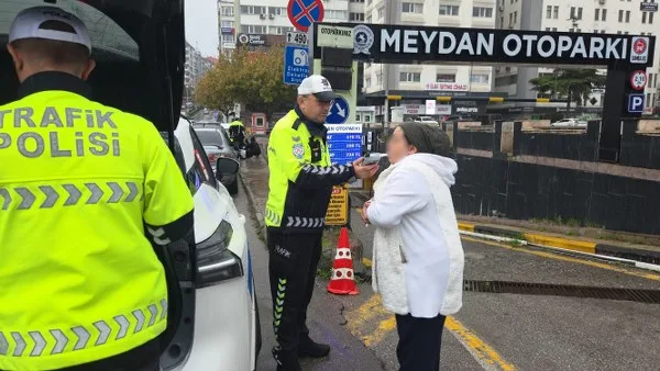 Samsun'da polisten yürek ısıtan hareket: Yaralı kadını yağmurdan korudu