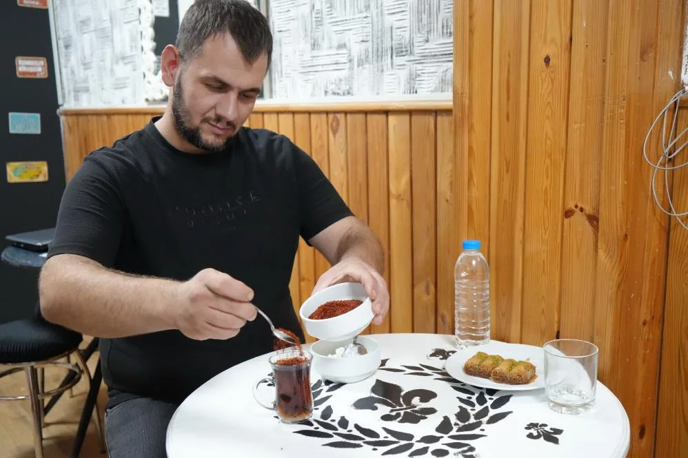 Samsun'da şaşırtan alışkanlık! Çayına ve tatlısına bile atıyor