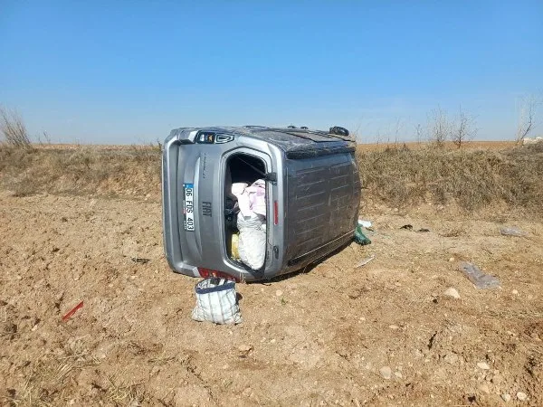Bariyerlere çarpan hafif ticari araç takla attı: 2 yaralı