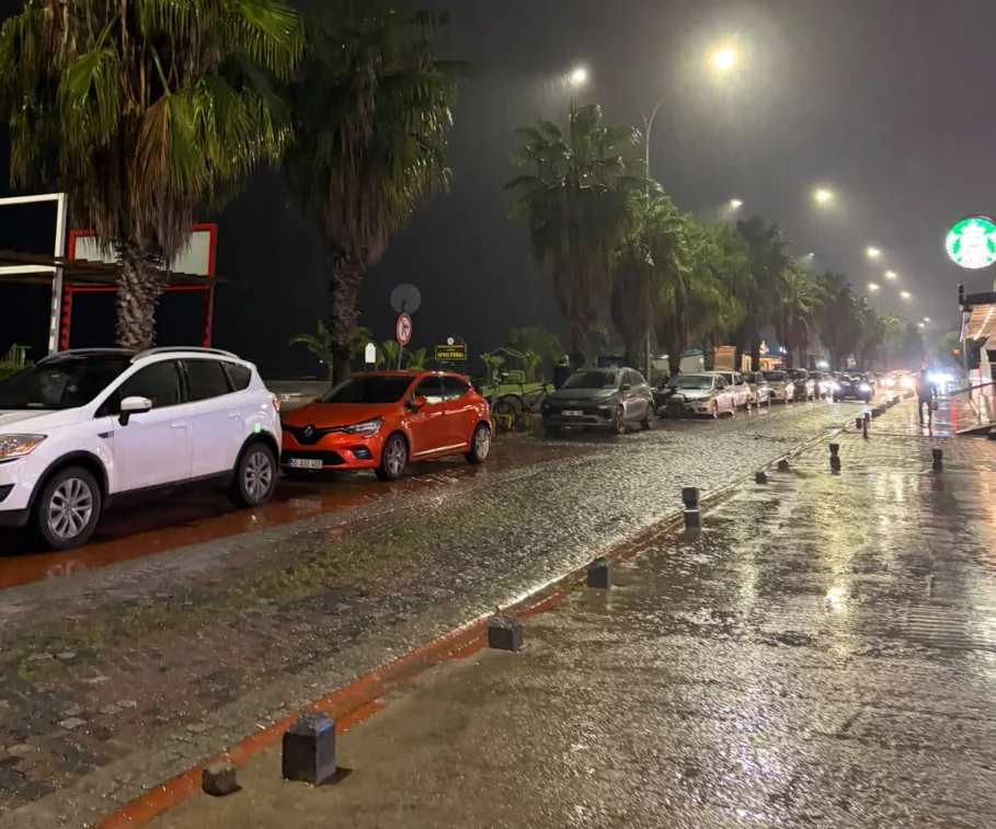 Samsun'da aniden bastıran sağanak hayatı olumsuz etkiledi - 8