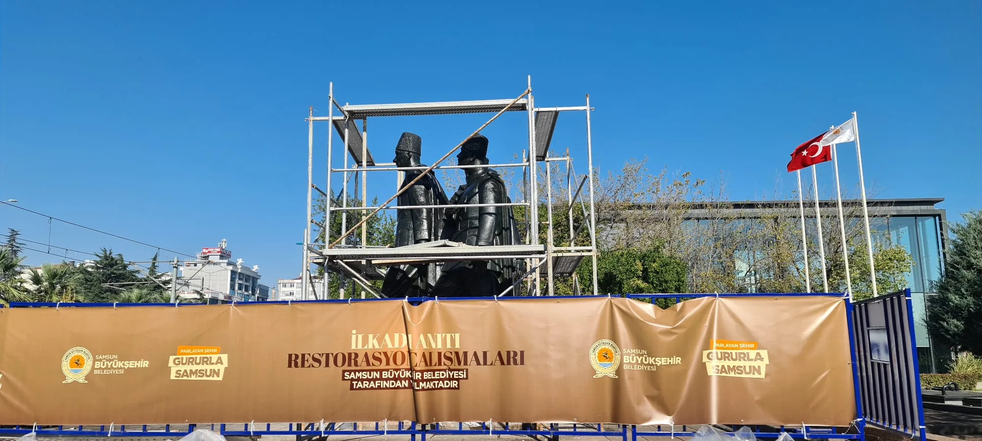 Samsun'un tarihi anıtında heykeller yeniden kaldırıldı: Bakıma mı alındı?