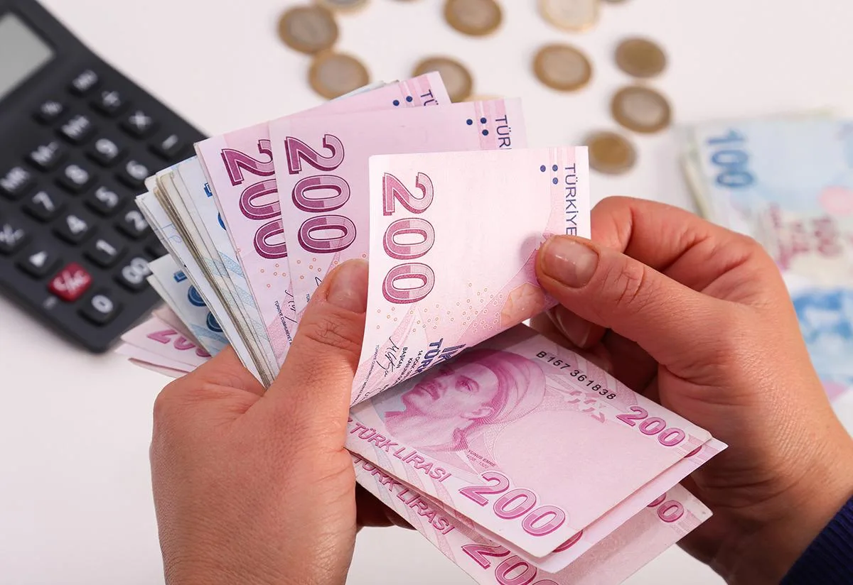 Asgari ücret ve emekli zammı için rakam verdi! İşte 2027 tahminleri