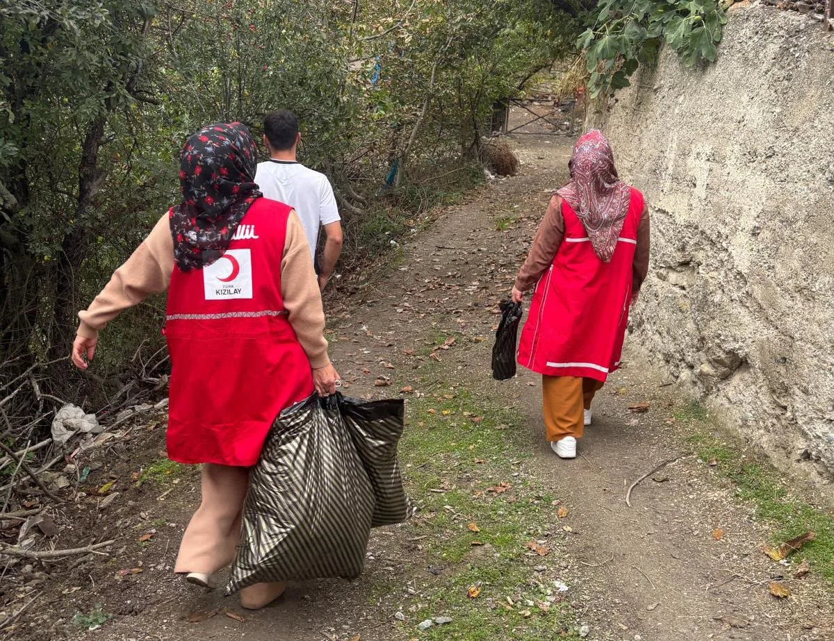 Kızılay Vezirköprü'de çocukların yüzünü güldürdü