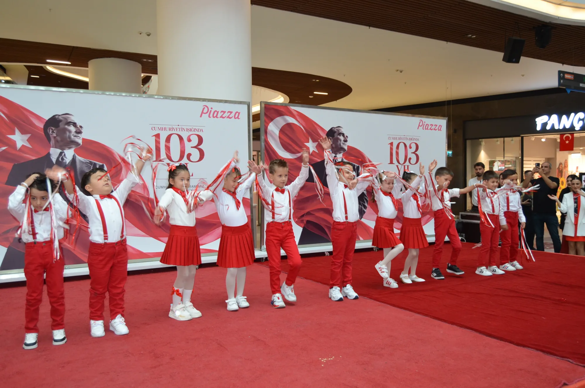 Zorlu Eğitim Kurumları Cumhuriyetin 103. Yılını Coşkuyla Kutladı