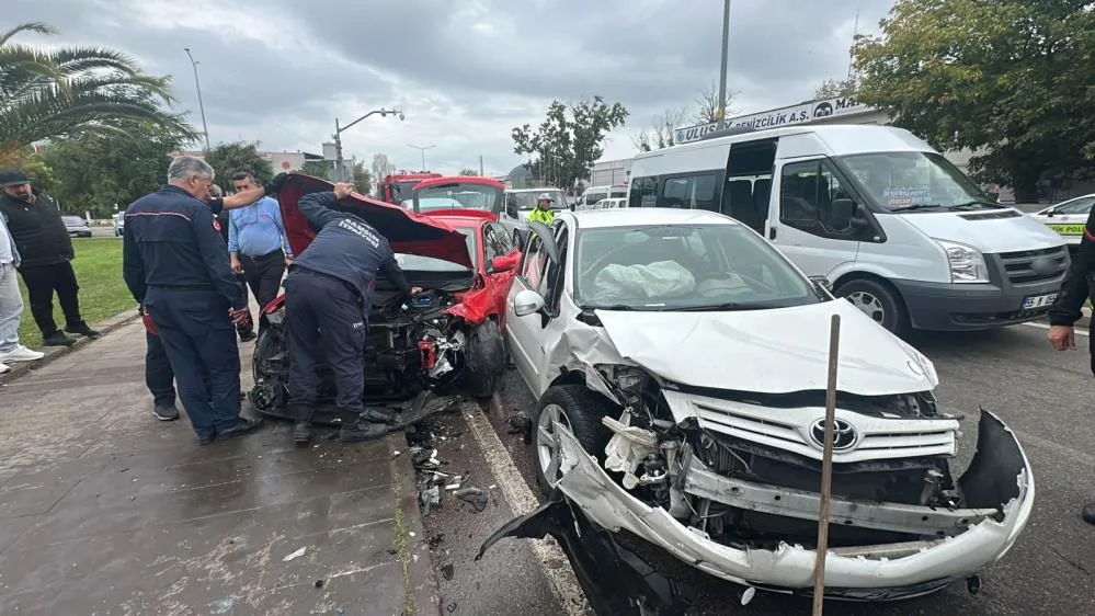 Samsun'da iki otomobil kafa kafaya çarpıştı: 1'i ağır 2 yaralı