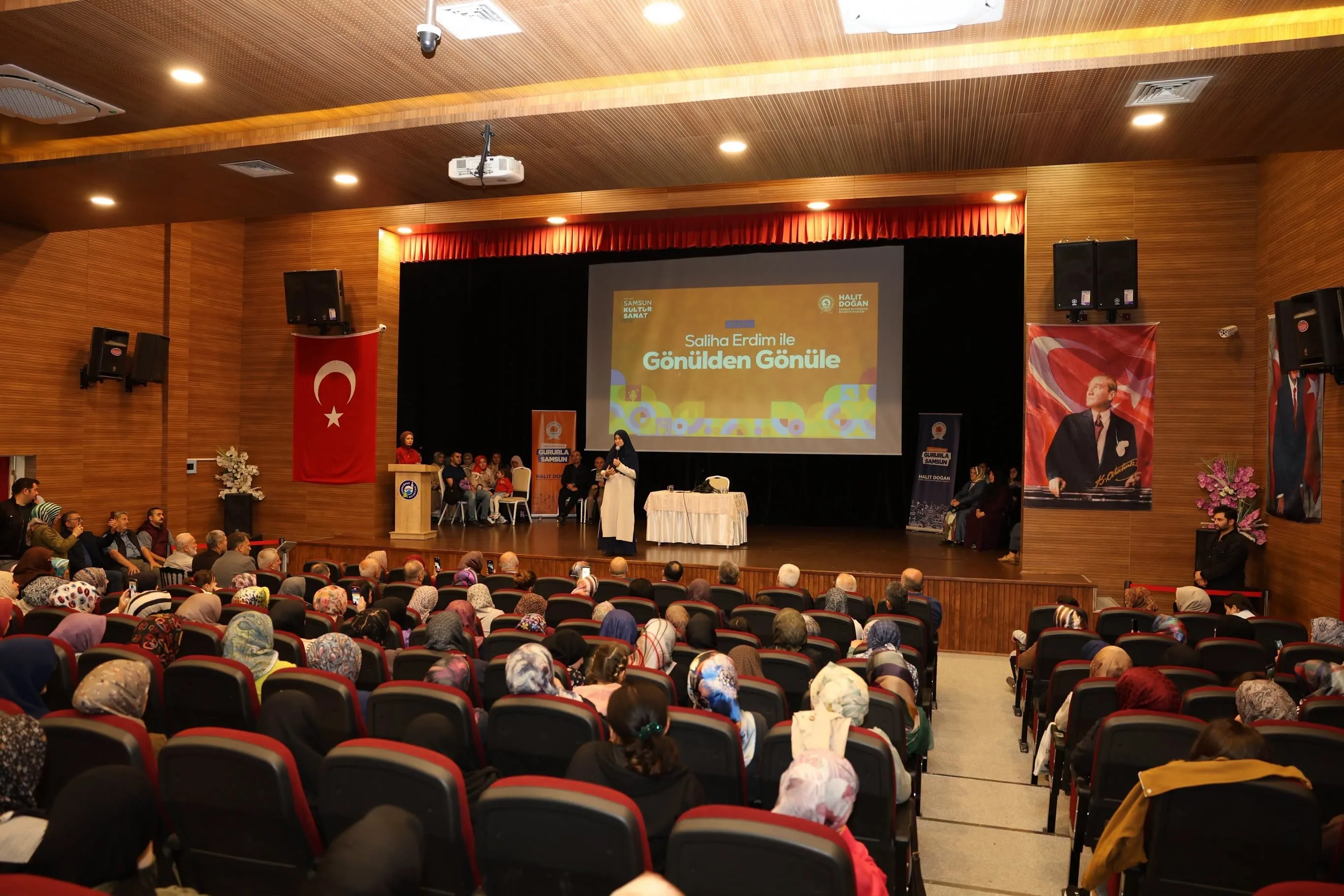 Saliha Erdim Vezirköprü'de sevenleriyle buluştu! Konferansa yoğun ilgi