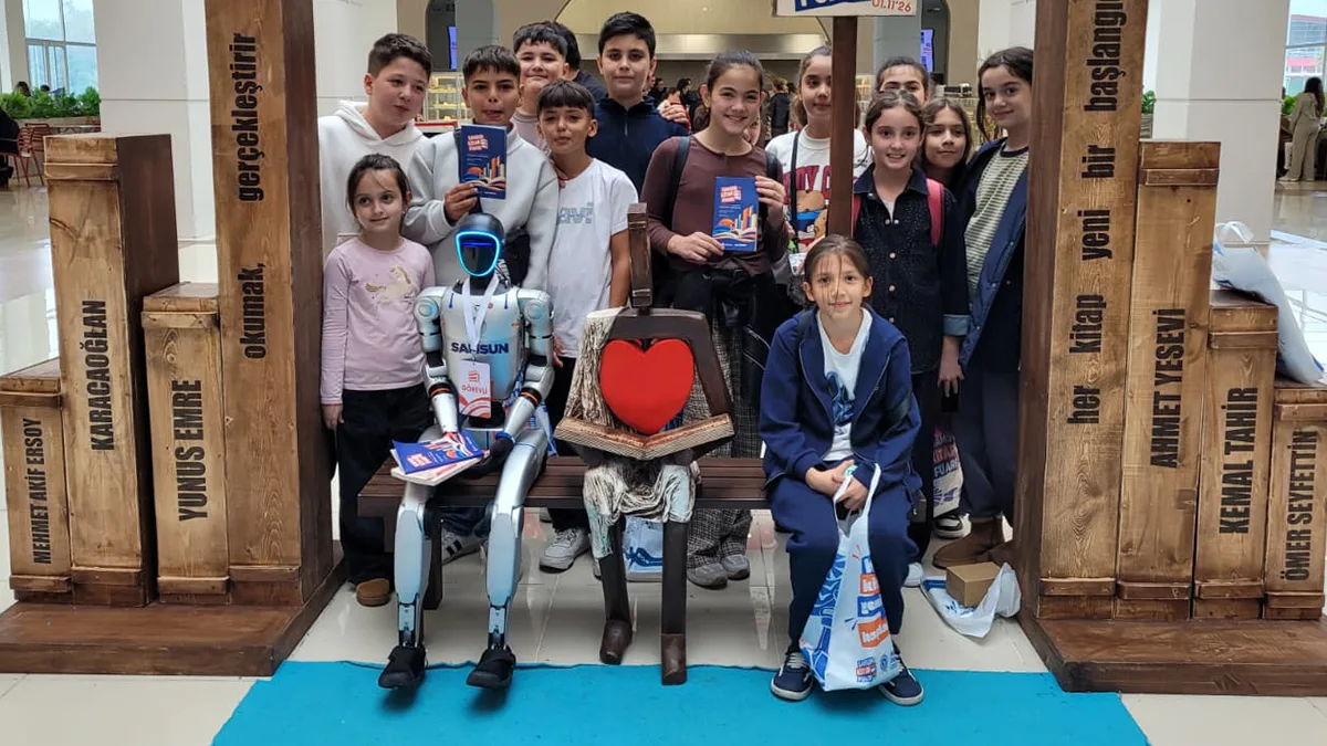 Samsun'un insansı robotu robotu Çakır görev başında: Fuarda kitap dağıttı, dans etti