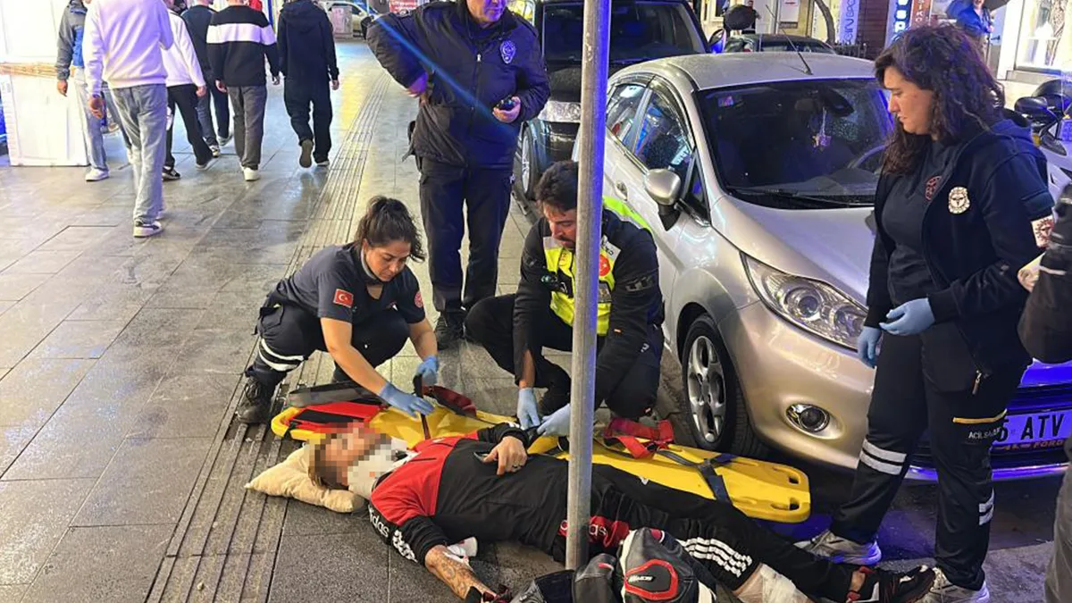 Samsun’da iki otomobilin arasından geçerken kaza yaptı