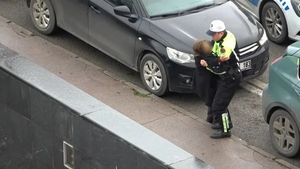Samsun'da polisten yürek ısıtan hareket: Yaralı kadını yağmurdan korudu