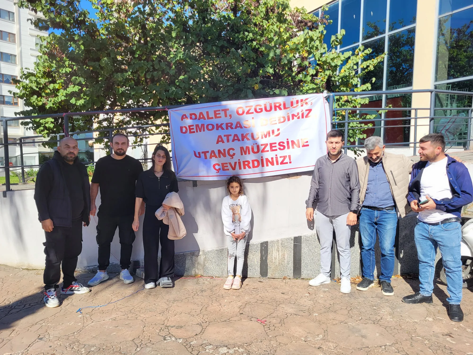 Samsun Atakum Belediyesinde işten çıkartılan işçilerden Yeni Parti'ye pankartlı tepki
