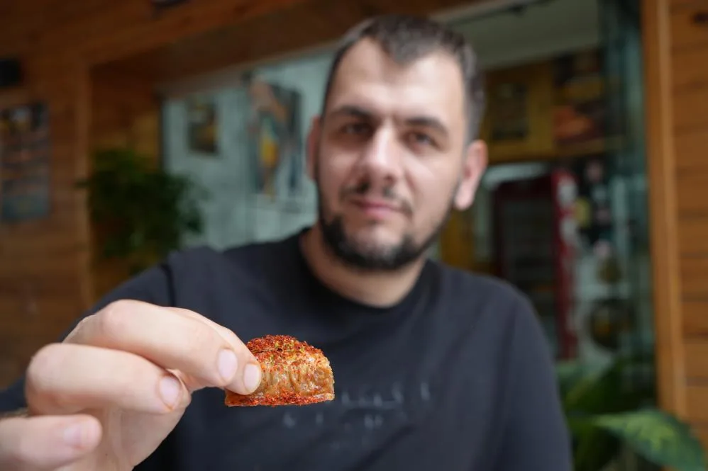 Samsun'da şaşırtan alışkanlık! Çayına ve tatlısına bile atıyor
