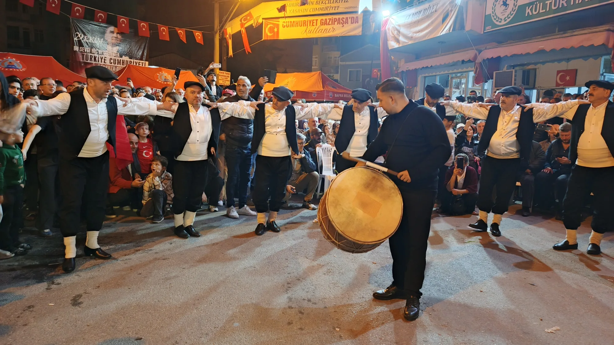Samsun Bafra'da Cumhuriyet coşkusu! Yüzlerce kişi sokaklara döküldü