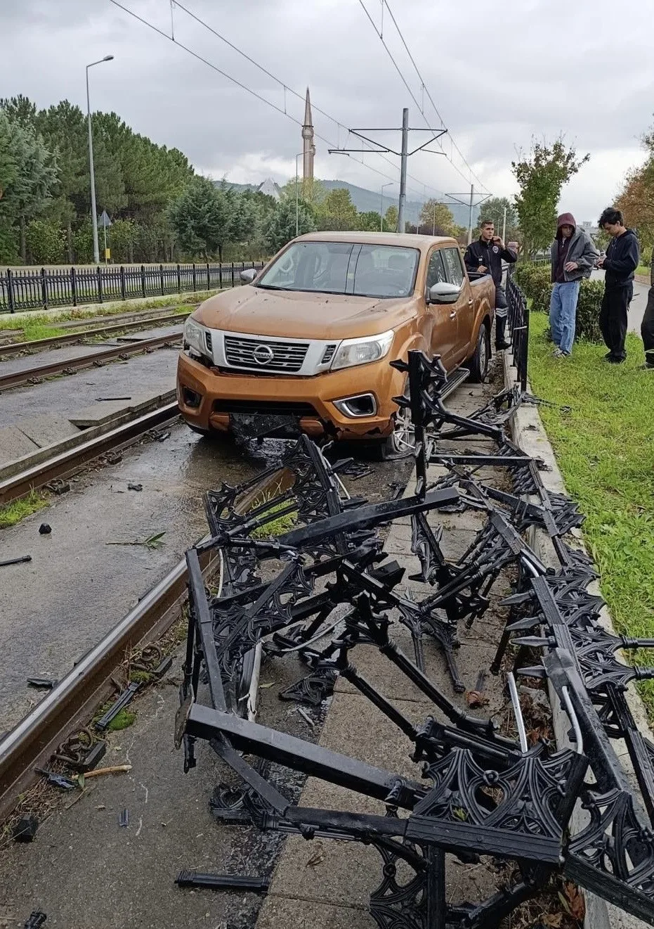Samsun'da korkutan kaza: Pikap tramvay yoluna girdi