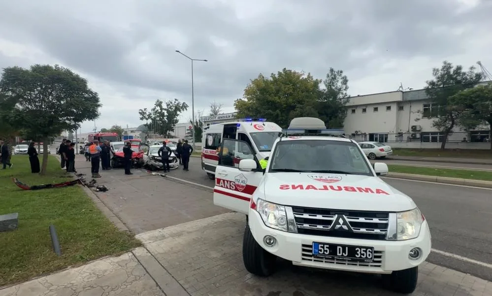 Samsun'da iki otomobil kafa kafaya çarpıştı: 1'i ağır 2 yaralı