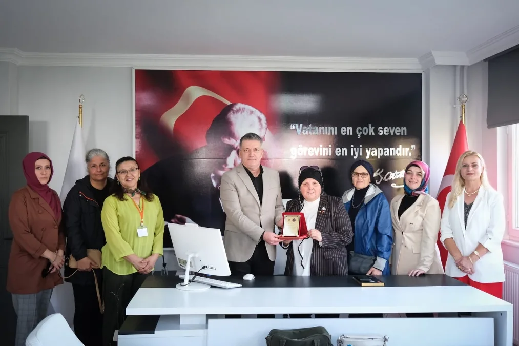 Zorlu Eğitim Kurumları Yönetim Kurulu Başkanı Ergin Zorlu'ya sosyal sorumluluk çalışmalarına desteği için teşekkür plaketi