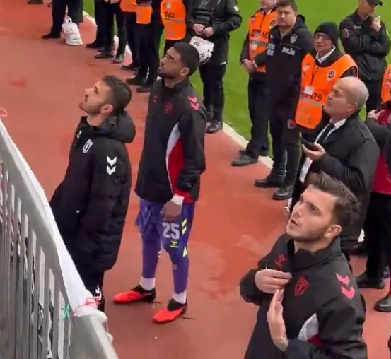 Samsunspor'da maç sonu bomba görüntüler! Kaptan Emre Kılınç ve Yunus Emre Çift tribüne gelerek...