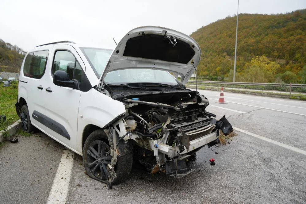 Samsun'da araç refüje çıktı, yaralılar var