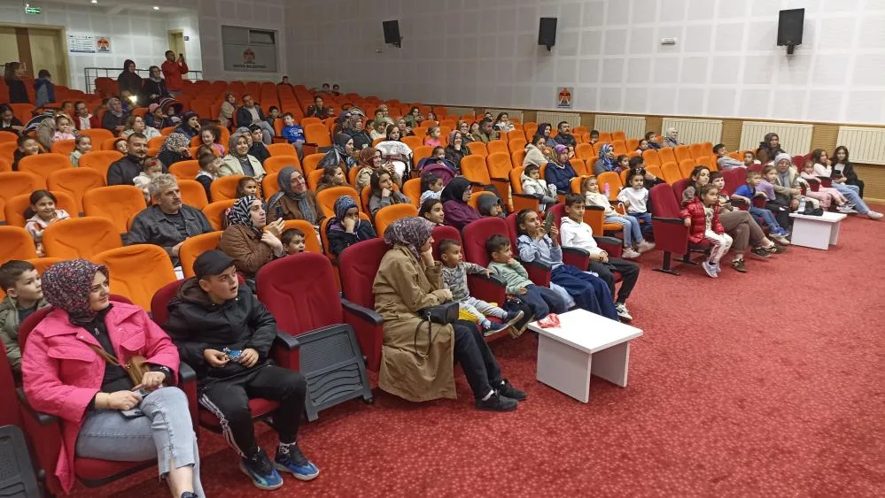 Samsun'da "Kaptan Pengu ve Arkadaşları" çocuklarla buluştu